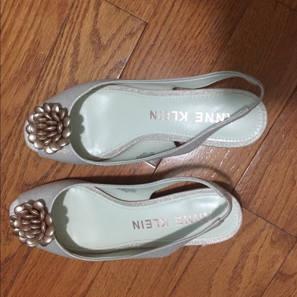 Anne Klein Peep Toe Flower shoe